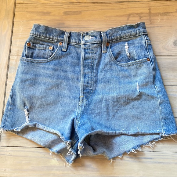 LEVIs Ribcage Short Distressed Frayed  Button Fly Shorts Womens 28 - Picture 11 of 15